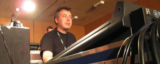 Nik Meier am 40 Kanal Yamaha M 3000 Mischpult